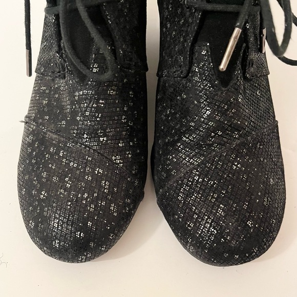 TOMS Desert Wedge Suede Heel Booties Black Shimmer Lace Up Ankle Boots Size 12 - Picture 6 of 13